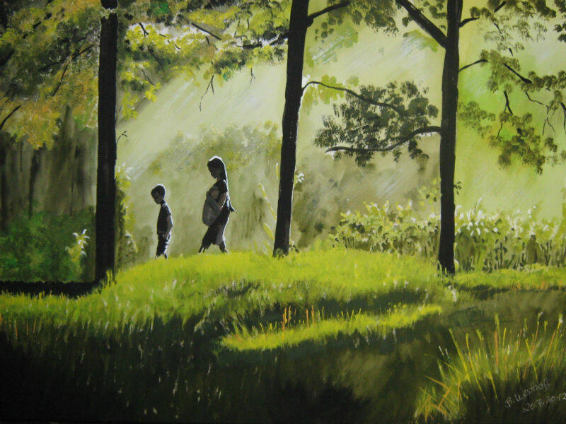 Eine Mutter mit ihren Kindern geht durch den Wald